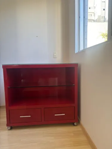 Móvel tipo aparado, prateleira de vidro, 2 gavetas, rodinxh nos pés.R$ 550,00. 1,0x096x040
