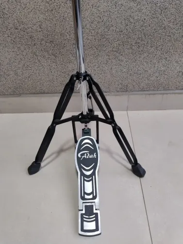 Máquina de chimbal para pratos Adah com presilha.