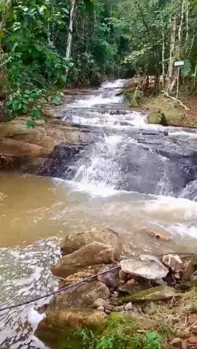 Chácara 16.352 m² em Vargem Alta ES com 6 casas, 12 suítes, lago, riacho e cachoeira, idea