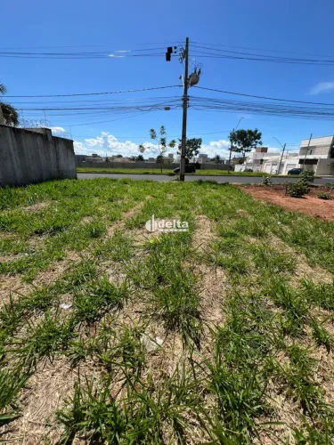 Terreno disponível para venda no bairro Bosque dos Buritis em Uberlândia-MG.