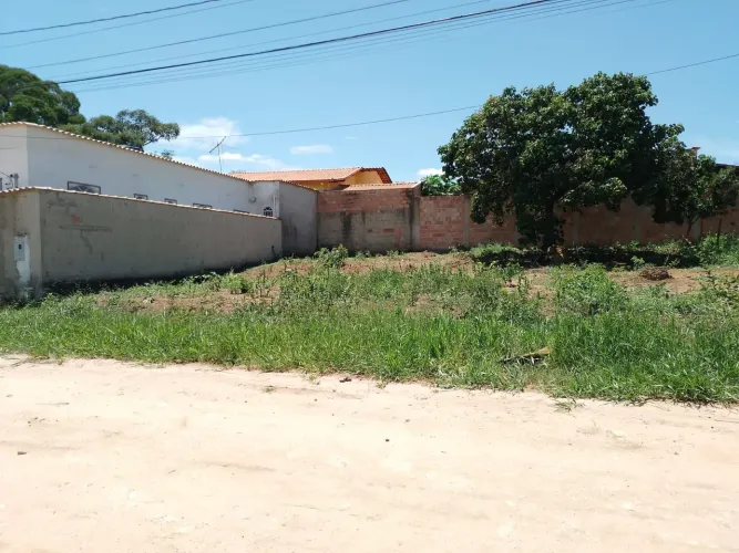 Vendo lote 365 metros quadrados. Nivel superior da rua.