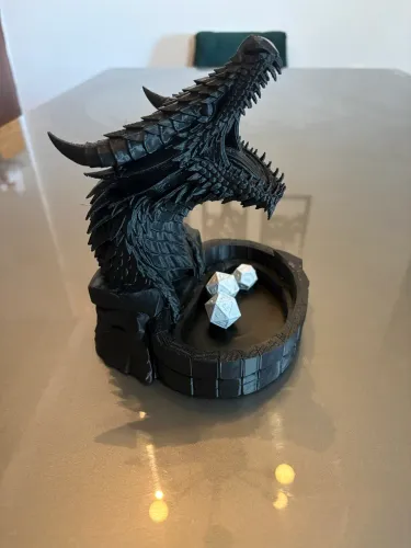 Torre de rolagem de dados RPG cabeça de dragão