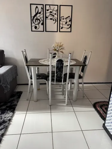 Mesa de granito com estrutura tubular