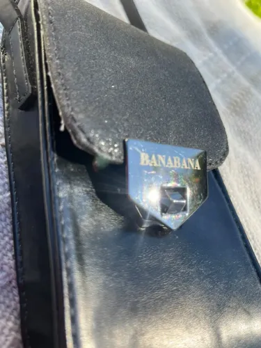 Bolsinha transversal de couro sintético da marca Banabana