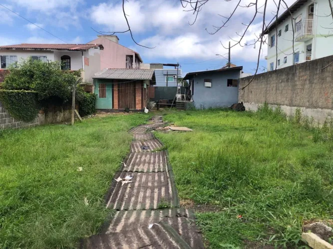 Vende-se lote com duas casas