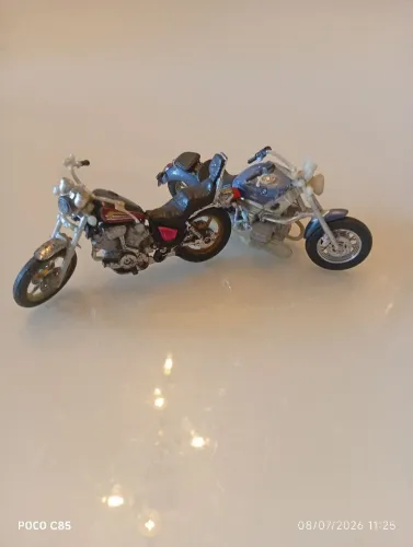 Duas miniaturas de motos
