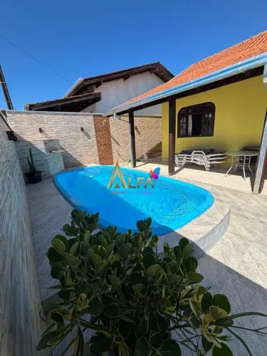 Casa à venda com piscina a 600 metros da Praia de Armação do Itapocorói - Penha/