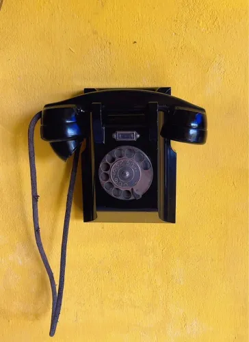 Lindo telefone de parede antigo