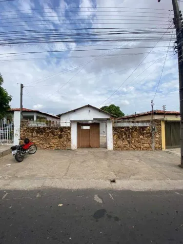 CASA RESIDÊNCIAL COM 04 VAGAS DE GARAGEM DESCOBERTA NO BAIRRO REAL COPAGRI.