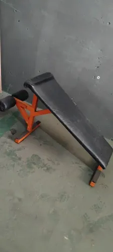 Banco declinado para fazer abdominal