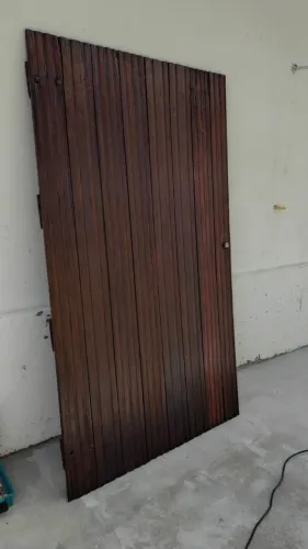 Portão em madeira maciça - Ipê