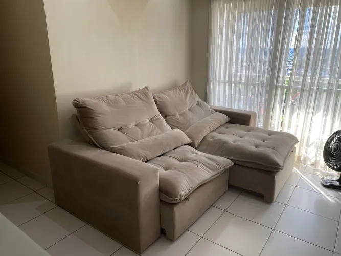 Sofá reclinável e retrátil, cabe 4 pessoas