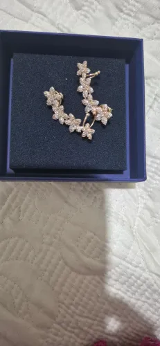 Earcuff dourado, em flores