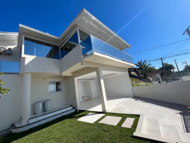 Casa com no piso superior + cinco quitinetes no piso inferior (todas alugadas)