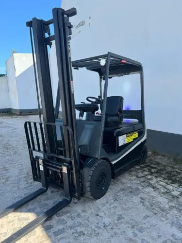 Venda de Empilhadeira Clark CQ25L Seminova Revisada com Garantia