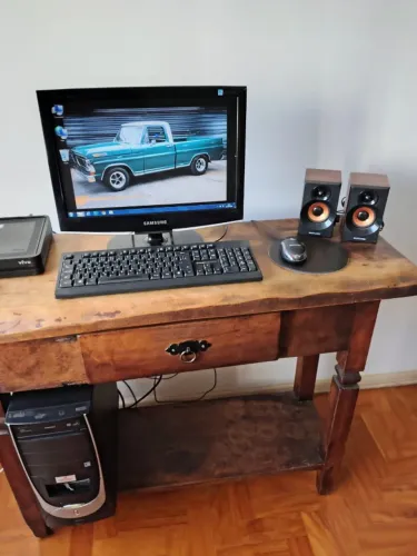 Computador ; Acompanha kit completo (monitor, teclado, mouse e caixas de som).