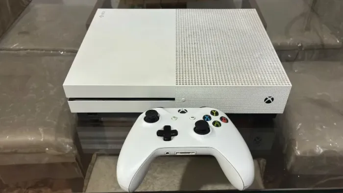 XBOX ONE S 1TB + 1 CONTROLE
