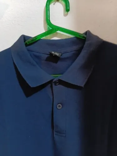 camisa polo azul escuro