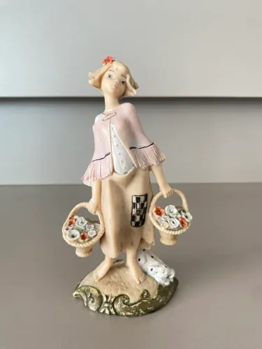 Escultura resina italiana menina com flores