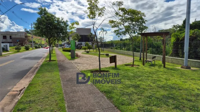 Lote Plano com Vista Definitiva para Praça  um dos melhores do condomínio!