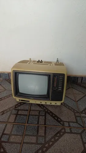 TV de tubo antiga retrô
