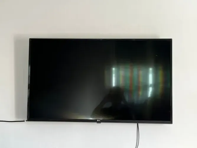 TV LG 43P - 43lj5550 Tela trincada no canto inferior esquerdo, não dá vídeo só Áudio