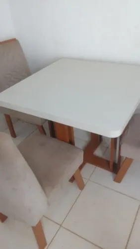 Mesa de jantar com cadeira