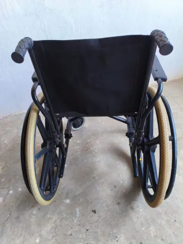 CADEIRA DE RODAS EM ALUMÍNIO. 