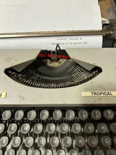 Máquina de escrever Olivetti tropical funcionando