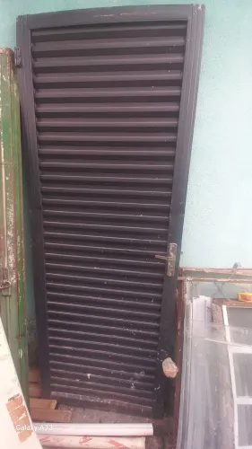 PORTA VENEZIANA 2.08,3 X 0.78,3 COM FECHADURA SEM PORTAL EM EXCELENTE ESTADO SEM DETALHES