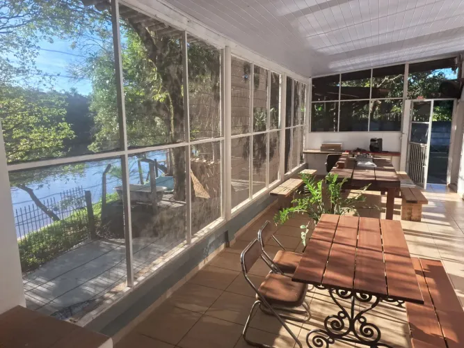 Chácara de 1800m2 com 250m2 construídos com piscina em frente ao Rio Mogi Guaçu 