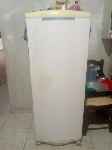 Vende se essa geladeira 