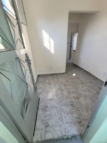Alugo casa em Cavalcanti sem depósitos, excelente conservação, rua tranquila.