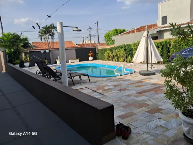 IMÓVEL COM ÁREA DE LAZER COMPLETA. ACEITA PERMUTA COM CASA EM CONDOMÍNIO DE MAIOR VALOR.