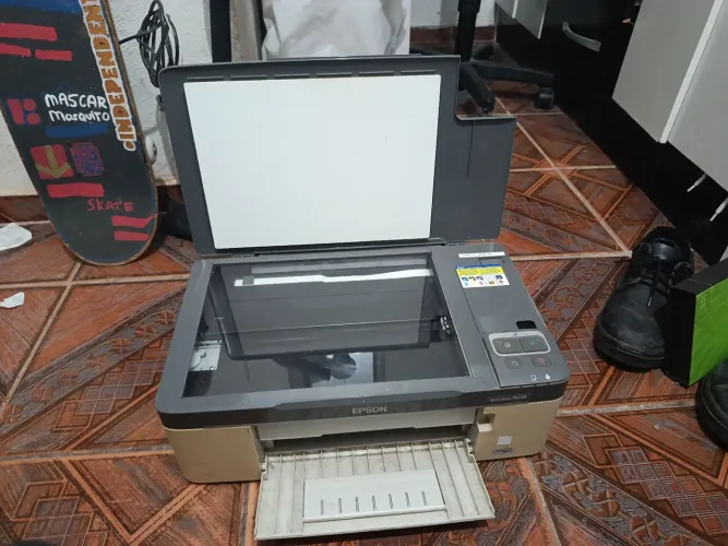 80 R$. Impressora EPSON. Cópia e faz scanner.