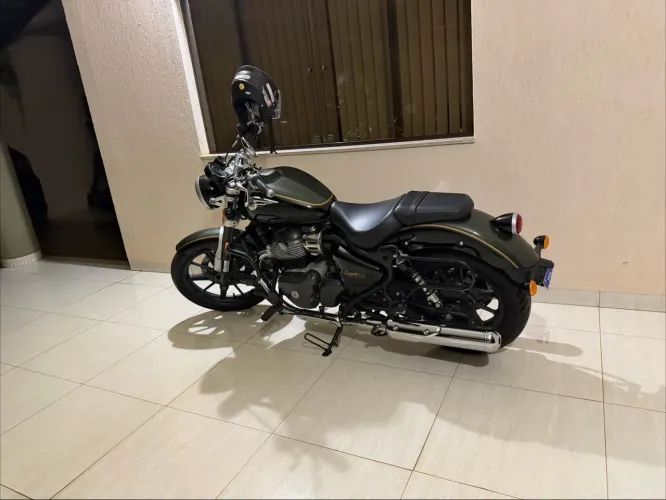 Royal Enfield super Meteor 650 interstelar green 2025
