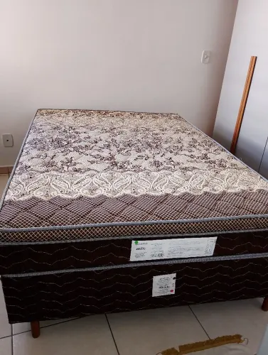 Vendo uma cama box de casal 