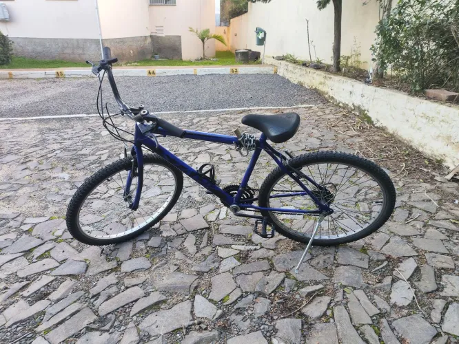 Bicicleta azul com marcha
