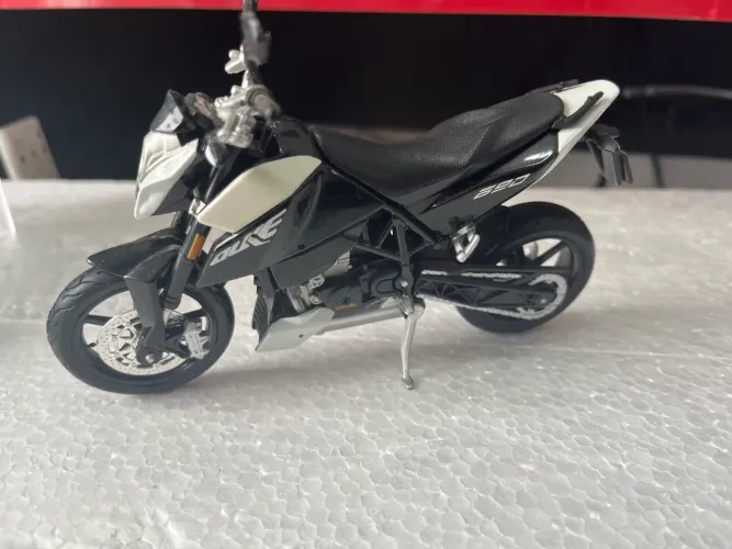 Maisto 1:12 - Ktm Duke - 690