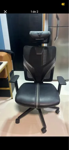 Cadeira Premium Gamer e escrito ThunderX3