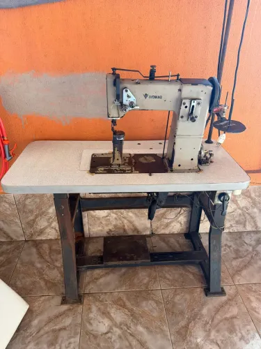 Máquina de Costura para Couro/Calçados Ivomaq com Mesa e Motor