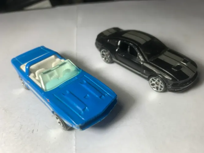 Dois Hot Wheels dos modelos Shelby GT-500