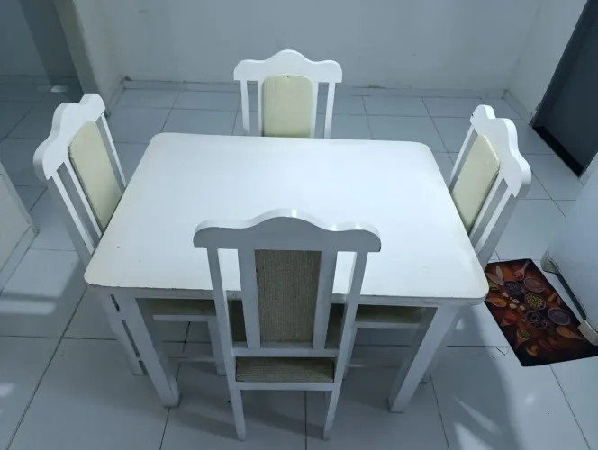 Mesa de Madeira com 4 cadeiras