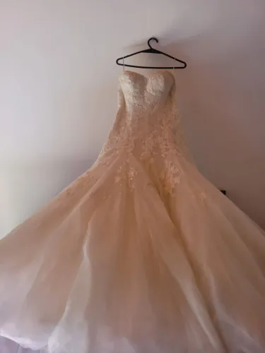 Vestido de noiva elegante e romântico
