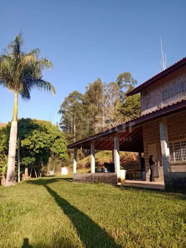 Um Alqueire , Casa Boa, duas nascentes no terreno.