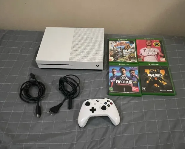 Xbox One S de 1TB com 1 controle e 4 jogos