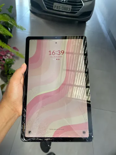 Tablet s6 lite 128gb . Tela quebrada mais não afeta em nada . Acompanha caneta original 