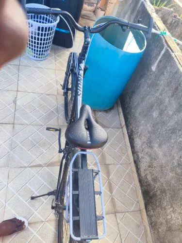 Vendo bicicleta semi nova ,único dono nova sem nenhum arranhão nota fiscal peças novas