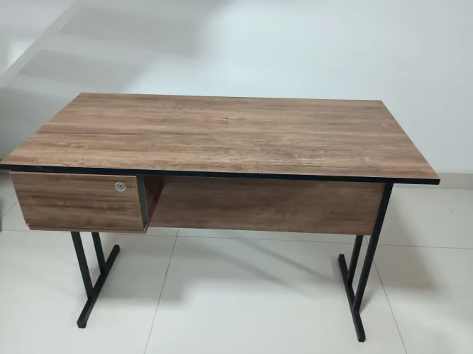 Vendo mesa e cadeira de escritório