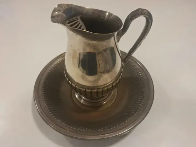 Jarra de Metal Prateado com Prato Base e Aparador de Gelo